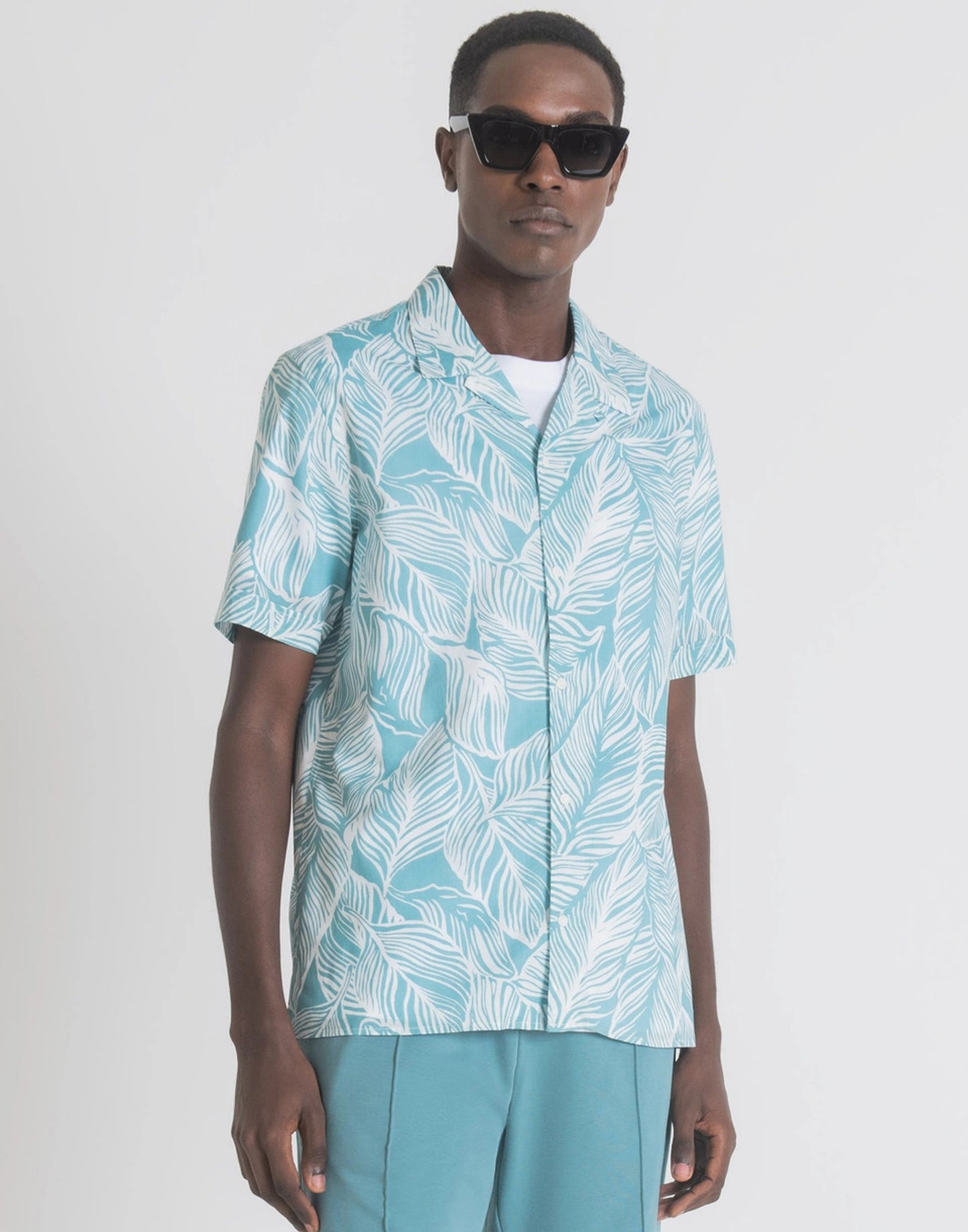 Straight Fit Shirt With Short Sleeves In Pure Cotton With Antony Morato All Over Leaf Print