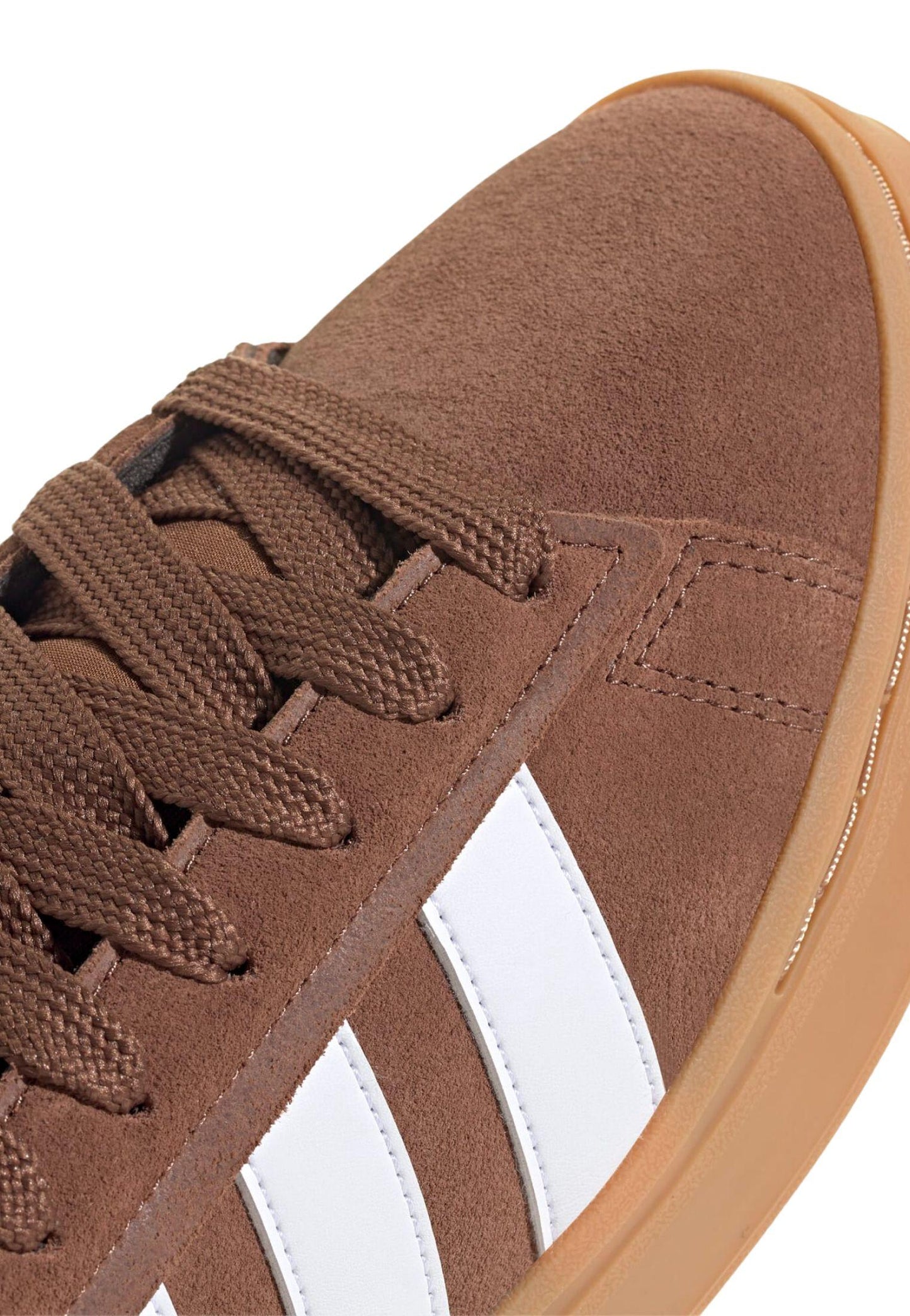 Scarpe versatili caratterizzate dall'inconfondibile DNA adidas Grand Court Alpha marrone A24