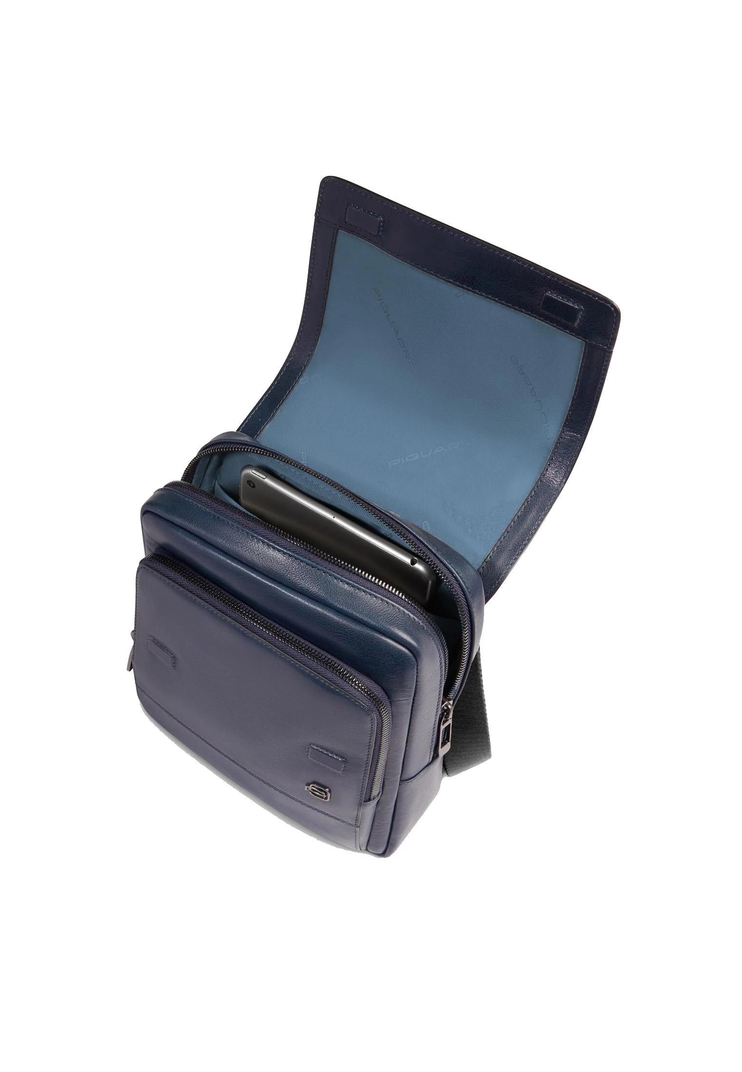 Borsello uomo in pelle porta iPad® con tasca blu Piquadro A25 CA6791W136 BLUBLU PIQUADRO 